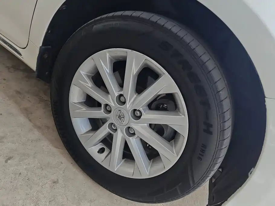 Фото 6 - Toyota Camry