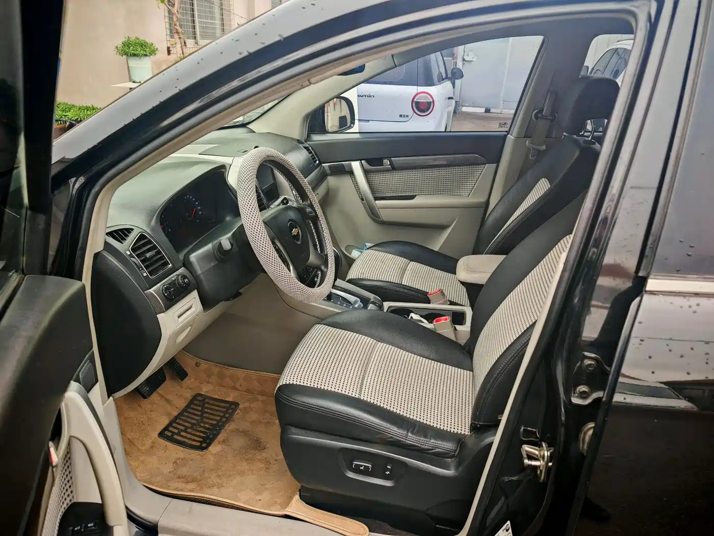 Chevrolet Captiva 2012 Model 2.4L 2WD Urban Edition 5-Seater фото 6