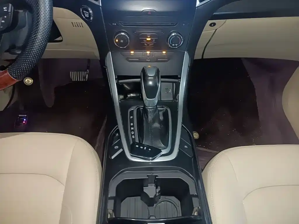 Фото 14 - Ford Edge
