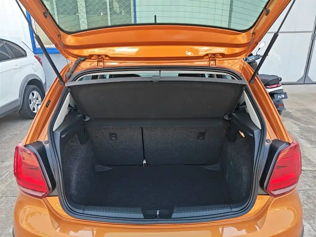 Volkswagen Polo 2014 1.6L Cross Polo Automatic фото 19
