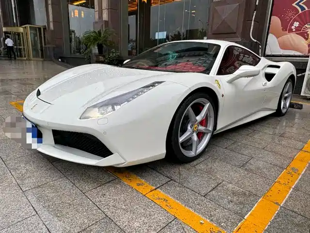 FERRARI 488