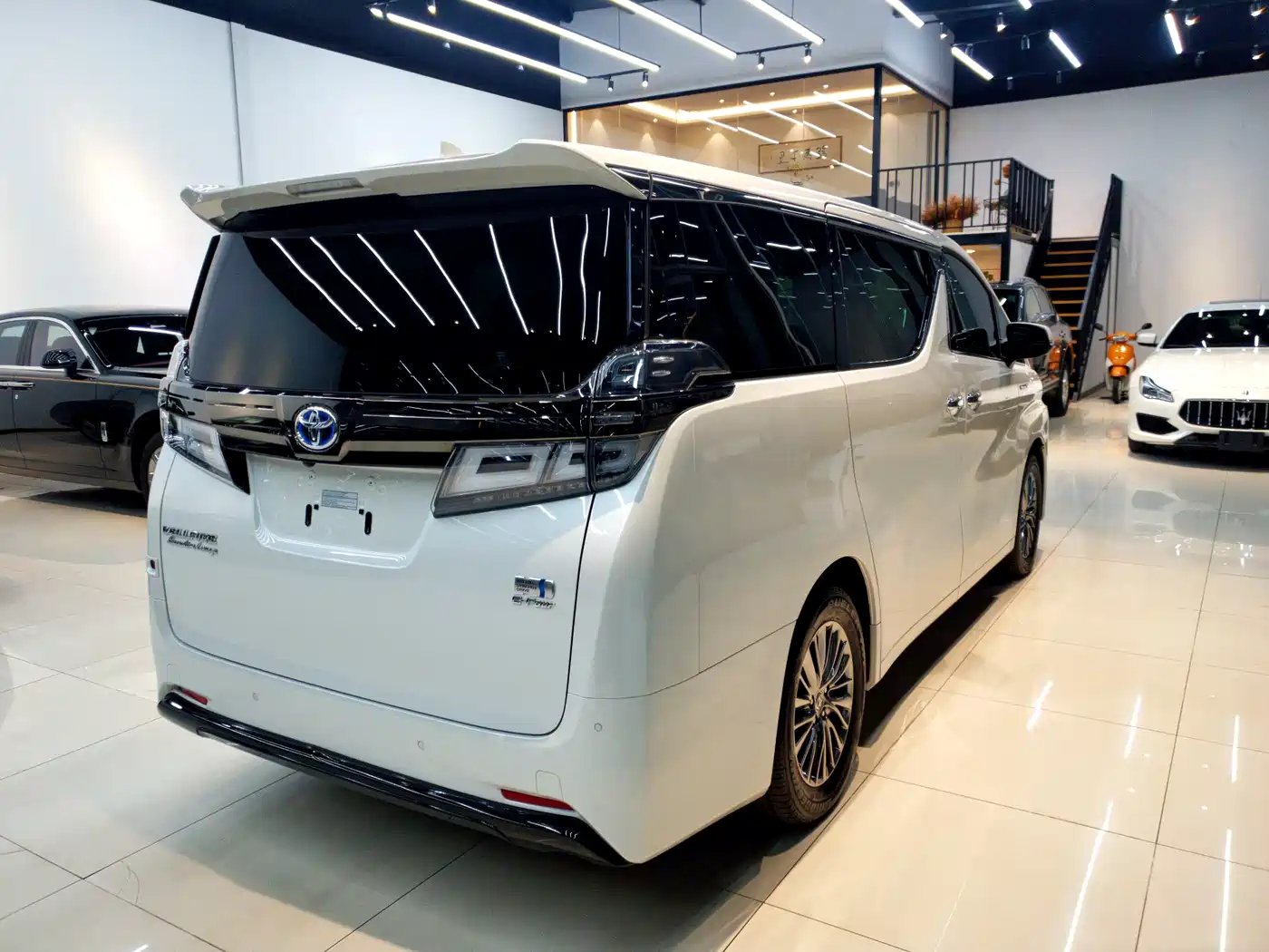 Toyota Vellfire 2021 Crown Hybrid 2.5L HV Premium Edition фото 6