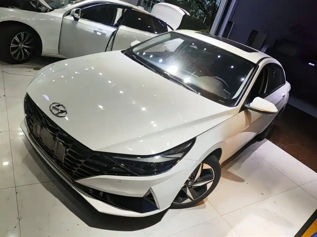 Hyundai Elantra 2022 1.5L CVT LUX Premium Edition