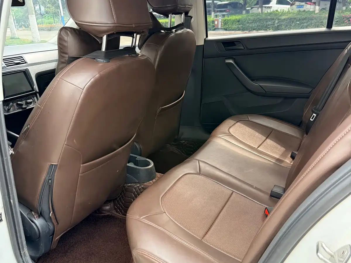 VOLKSWAGEN SANTANA