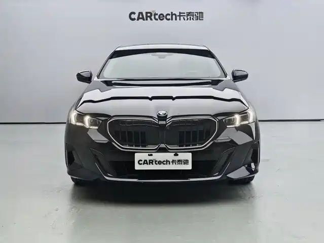 BMW 5 Series 2025 530Li Leading M Sport Package — фото 2
