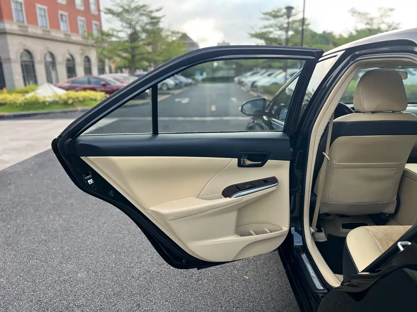 Toyota Camry 2016 2.0G 10th Anniversary Luxury Edition фото 14
