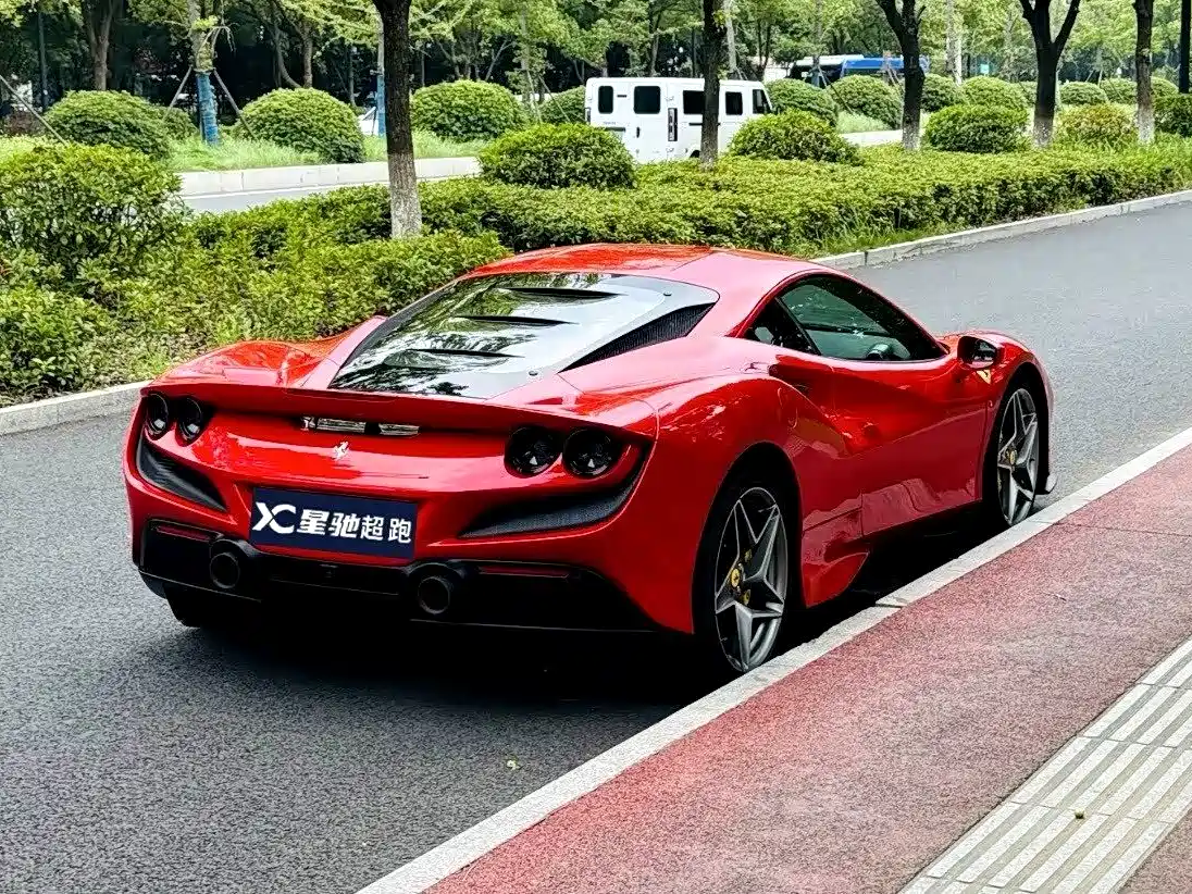 Фото 4 - Ferrari F8