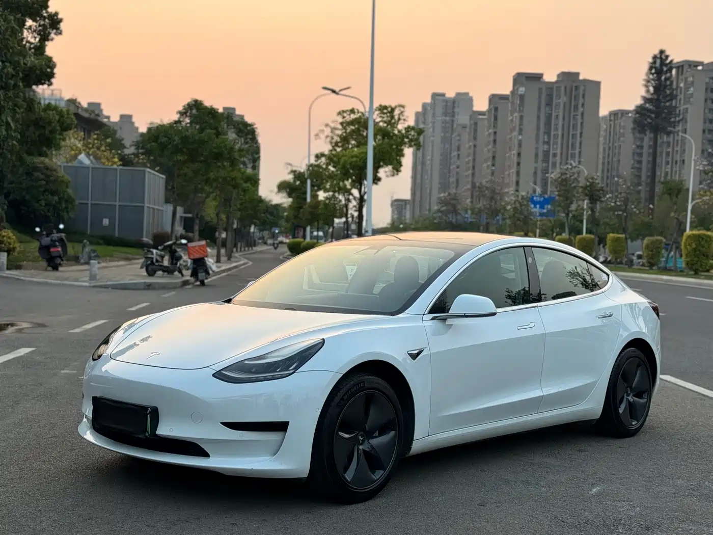 TESLA MODEL 3
