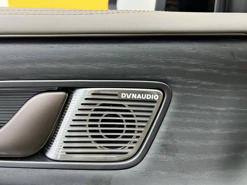 Denza D9 2023 2022 DM-i 970 AWD Flagship