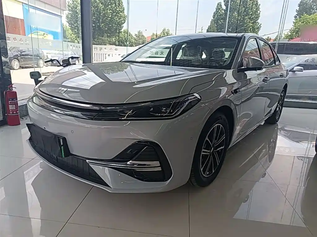 Geely Galaxy Galaxy A7 2025 EM-i 70km Voyage Edition фото 2