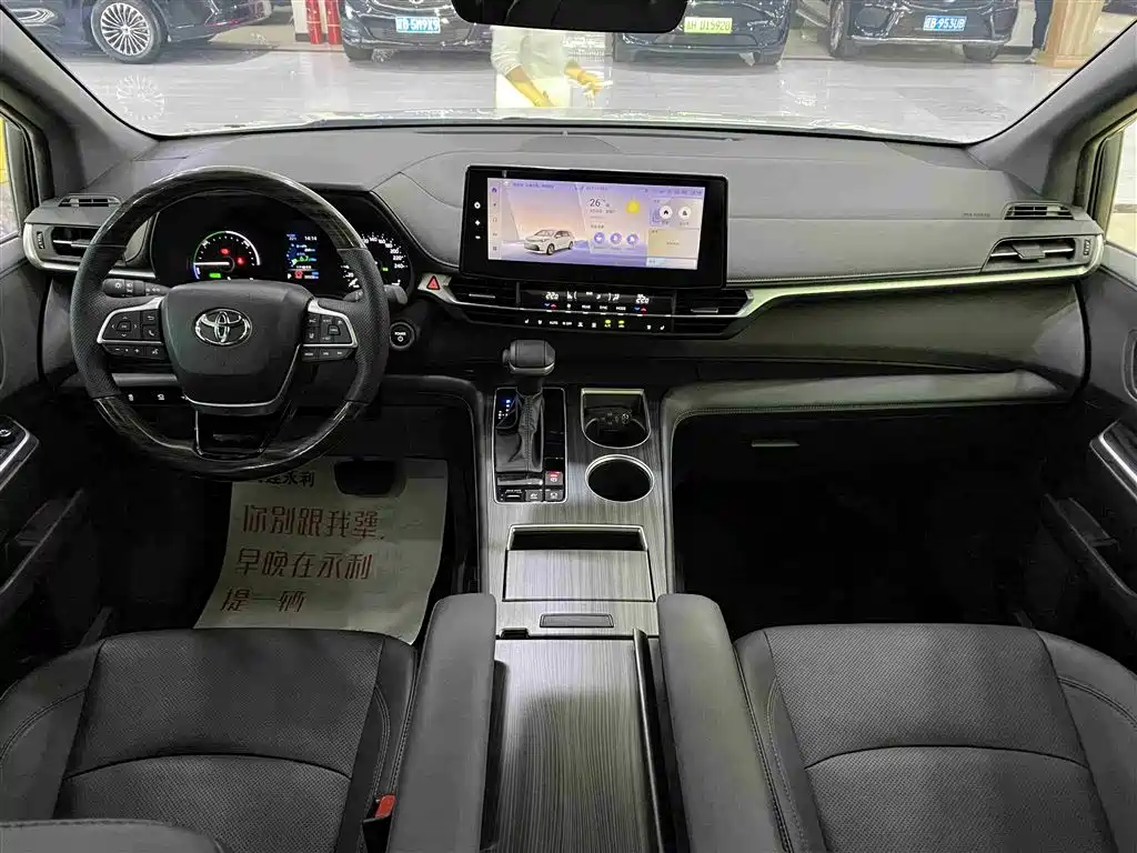 Toyota Sienna 2024 2.5L Hybrid 4WD Premium Edition фото 9