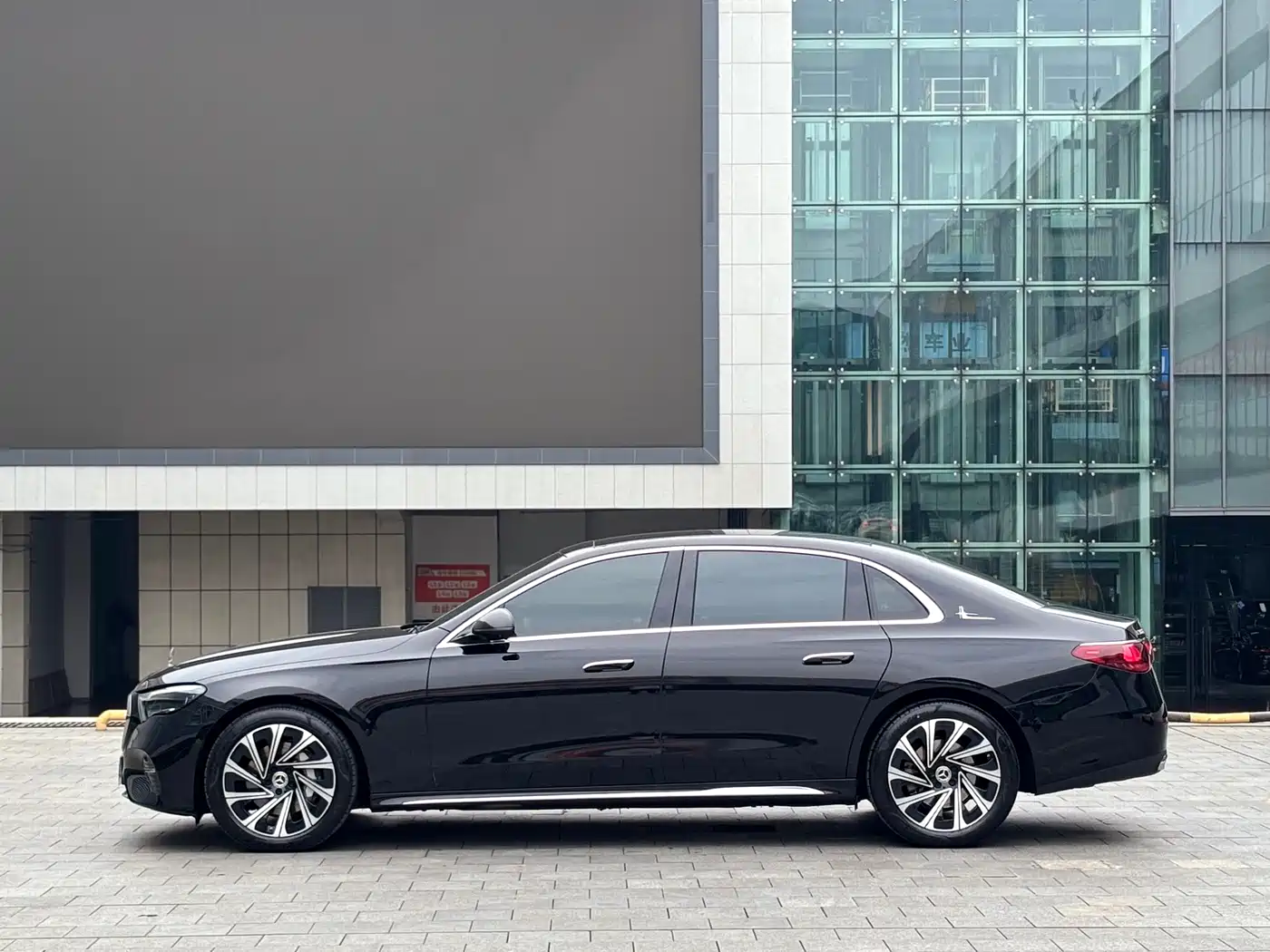 Mercedes-Benz E-Class 2024 Model E 300 L Luxury фото 3