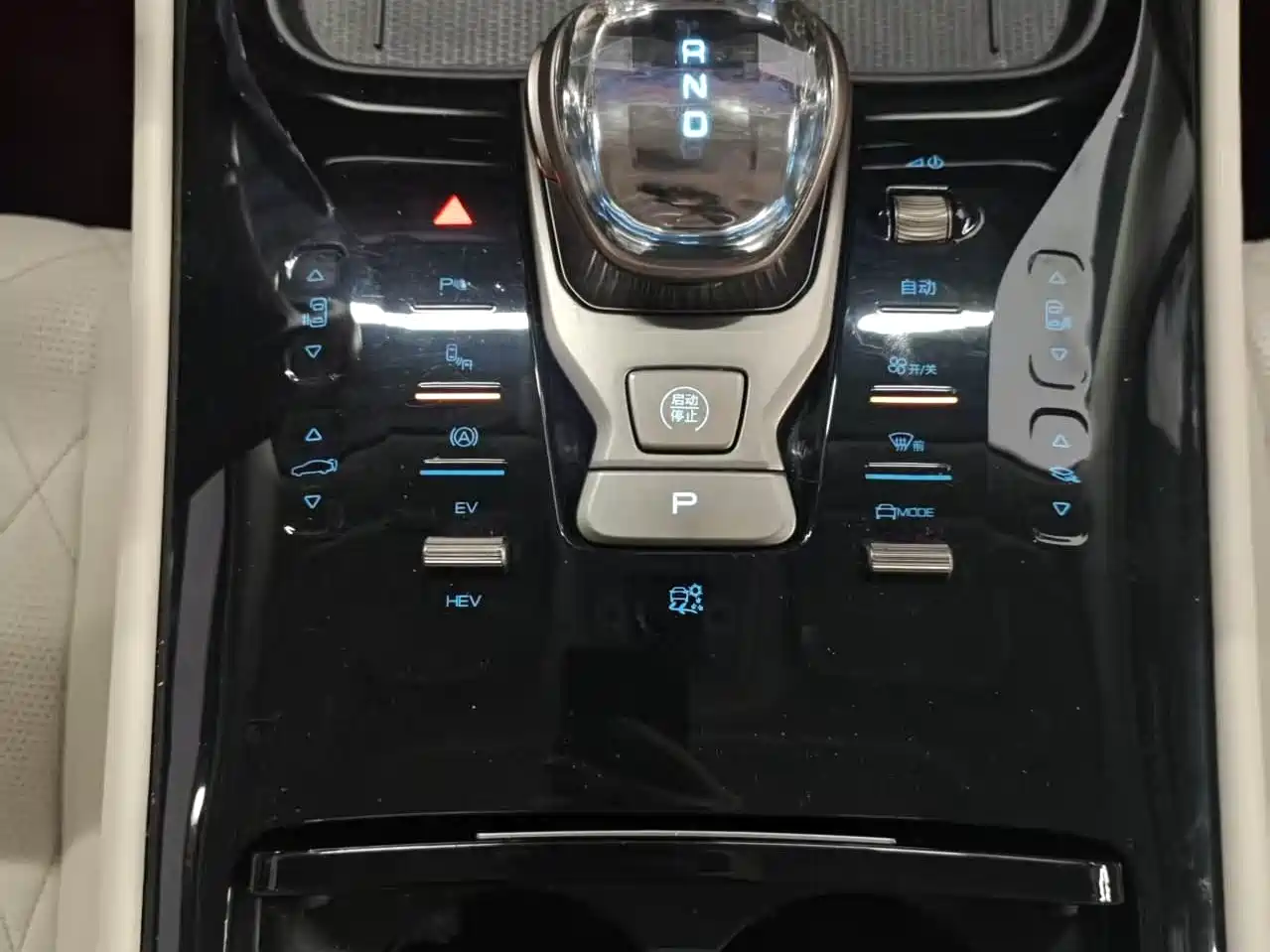 Denza D9 2022 DM-i 1040 Premium фото 10
