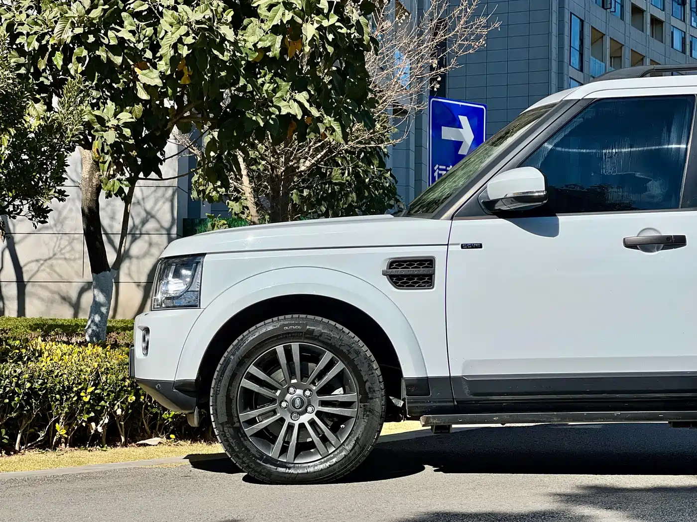 Land Rover Discovery 2015 3.0 SC V6 SE фото 9