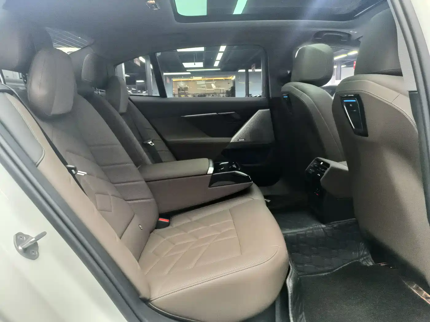 BMW 5 Series 2025 530Li Leading Luxury Package фото 6
