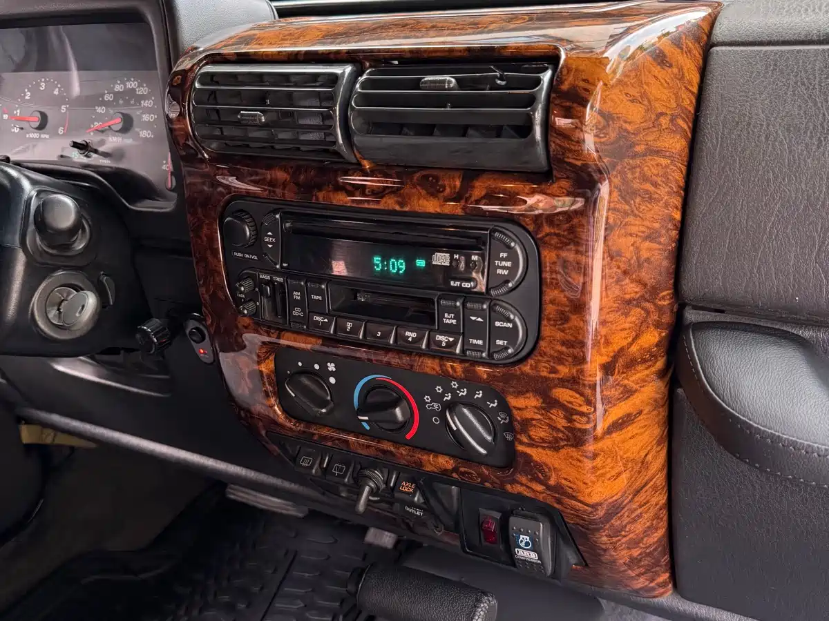 Photo 19 - Jeep Wrangler