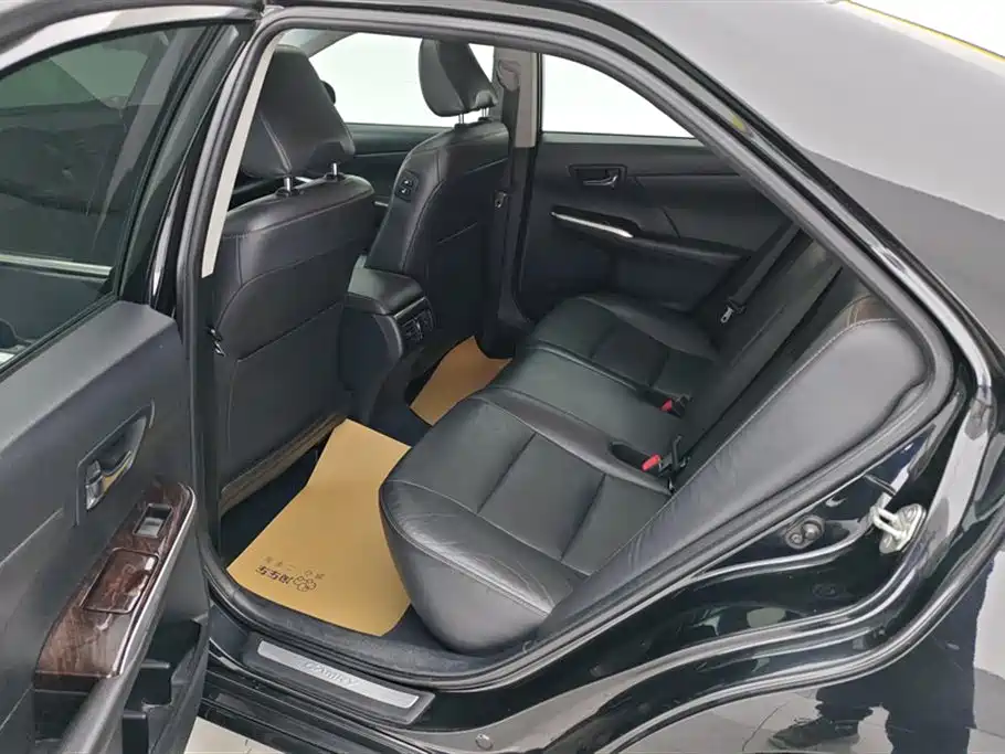 Toyota Camry 2016 2.0G 10th Anniversary Leading Edition фото 11