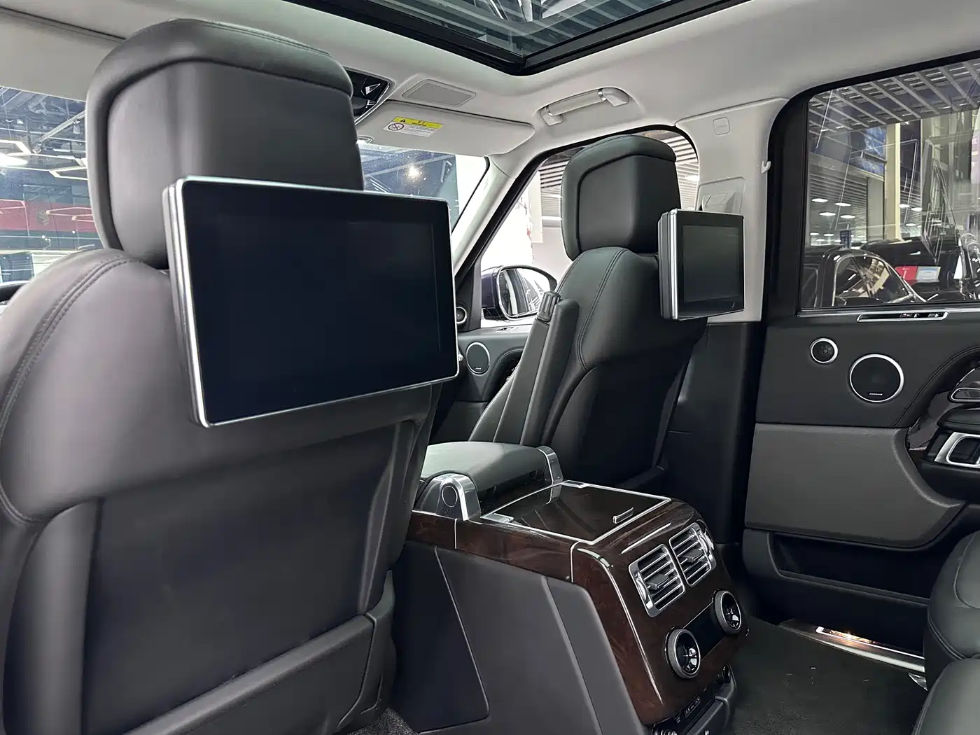 Land Rover Range Rover 2020 3.0 L6 Heritage Extended Edition фото 17