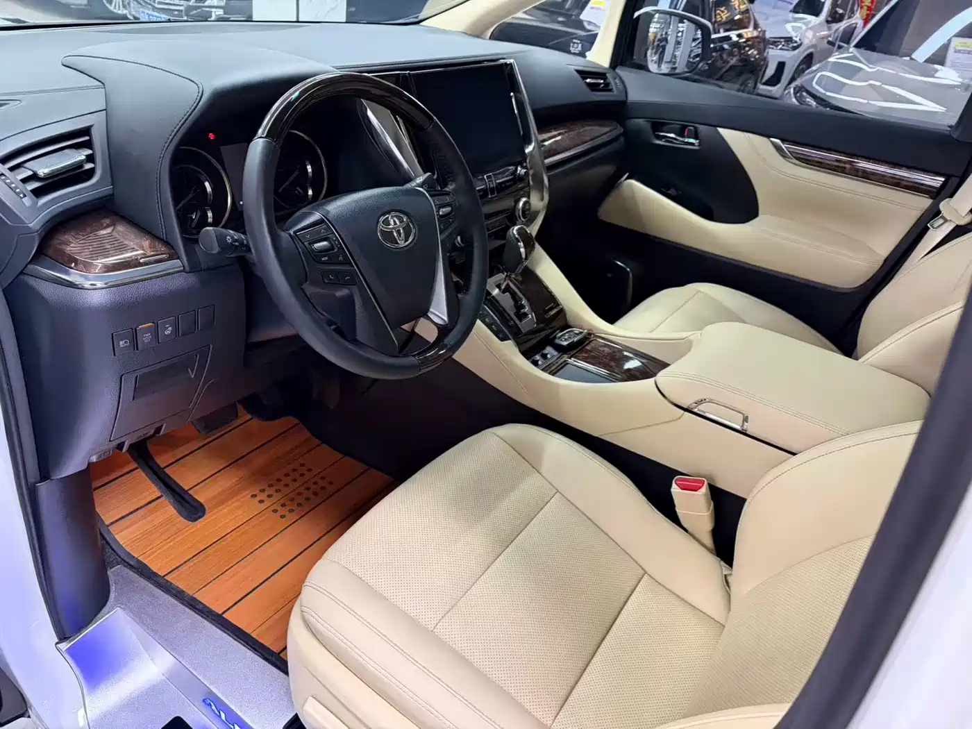 Toyota Alphard 2020 Hybrid 2.5L Luxury Edition фото 12