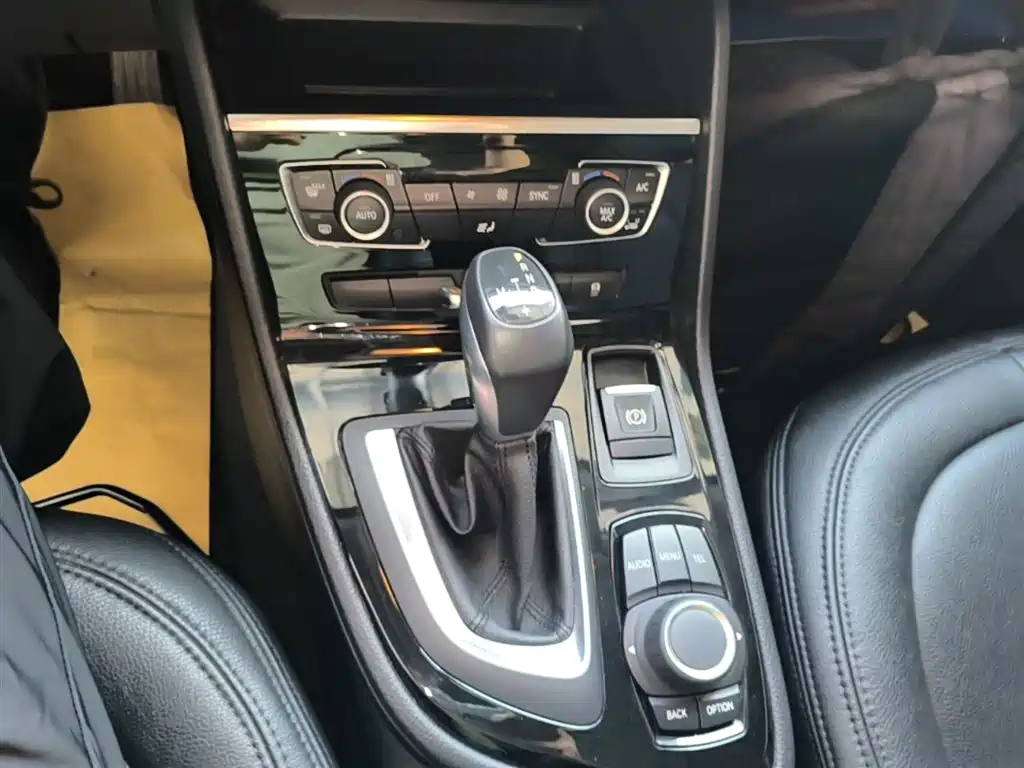 BMW 2 Series Touring 2016 218i Leading фото 14