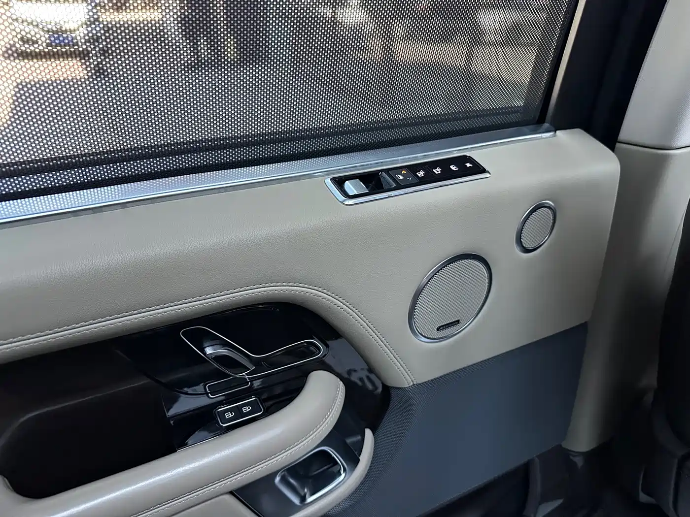 Land Rover Range Rover 2022 3.0 L6 400PS Heritage Extended Classic Edition фото 19
