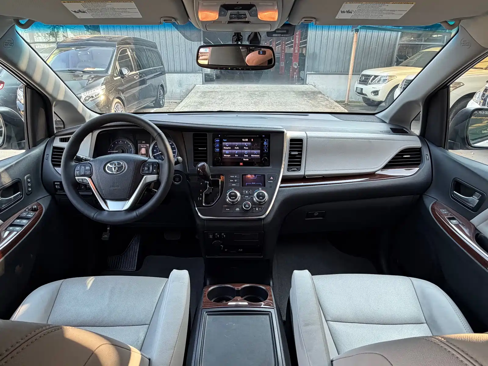Photo 10 - Toyota Sienna