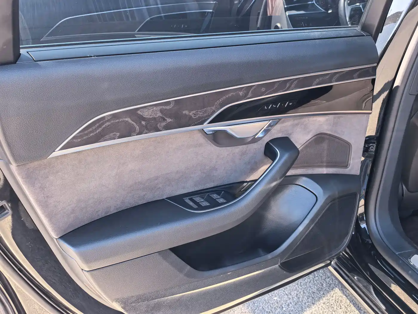Audi A8 2022 A8L 50 TFSI quattro Comfort Collector's Edition фото 20