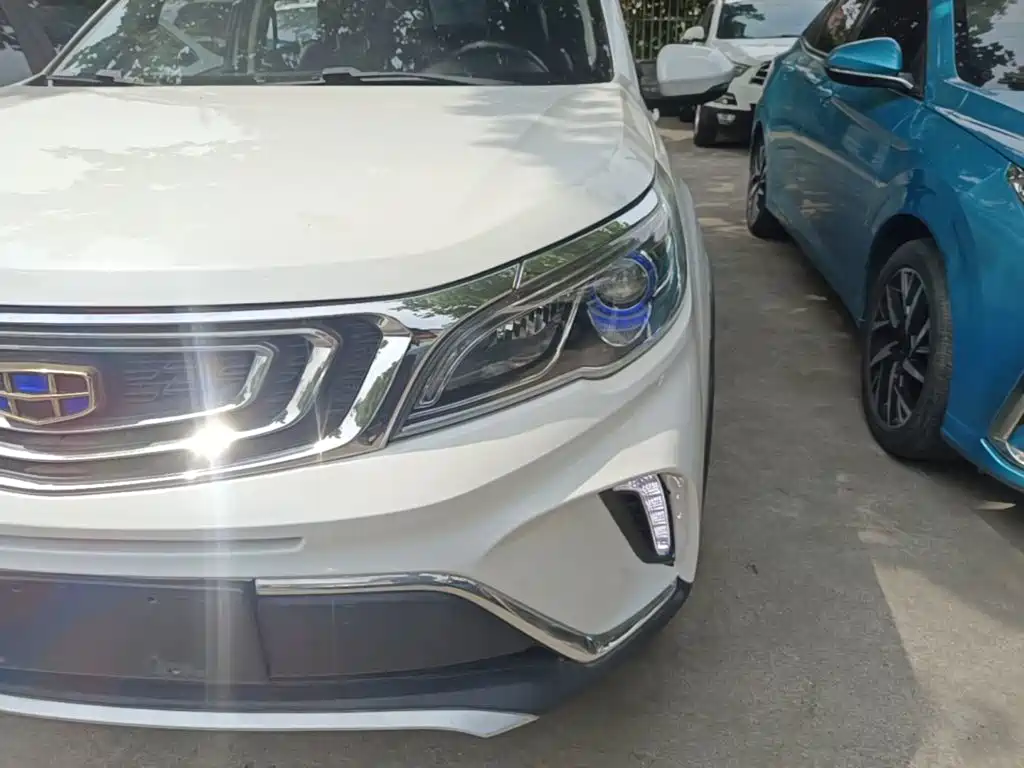 Фото 18 - Geely Vision X3