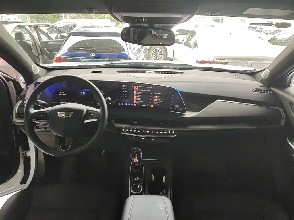 Photo 10 - Cadillac XT4