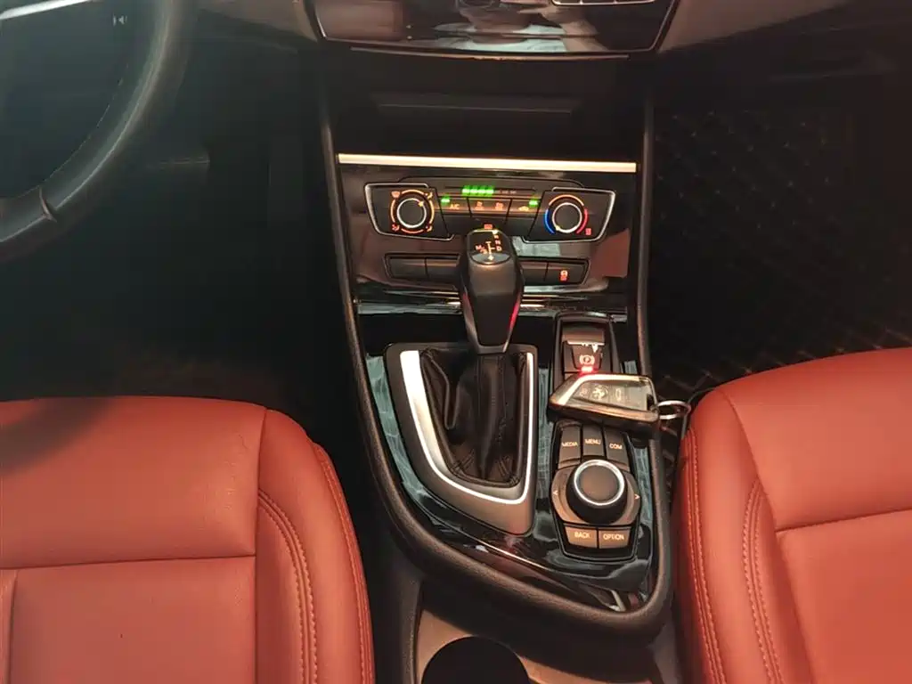 BMW 2 Series Touring 2018 218i Sport Line фото 14