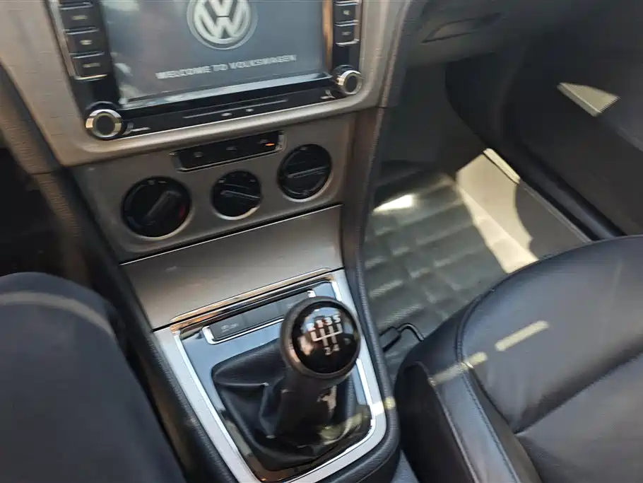 Volkswagen Lavida 2013 Facelift Classic 1.6L Manual Comfort фото 16
