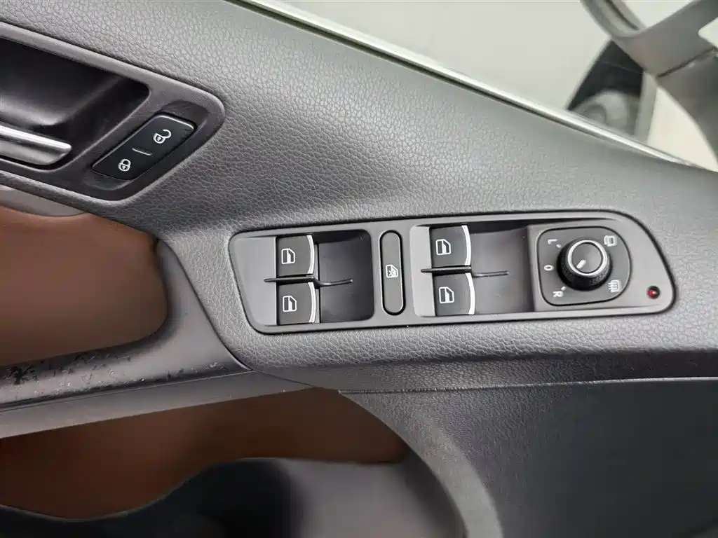 Volkswagen Tiguan 2015 2.0TSI Automatic 4WD Luxury фото 9