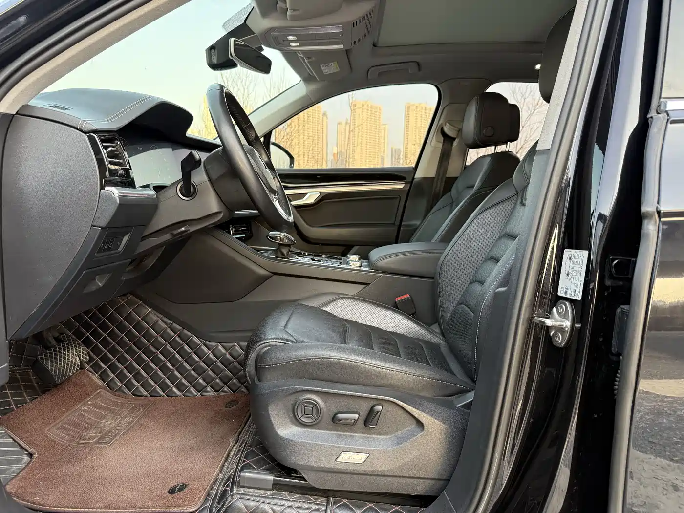 Volkswagen Touareg 2019 3.0TSI Sharp Edge Edition China VI фото 5