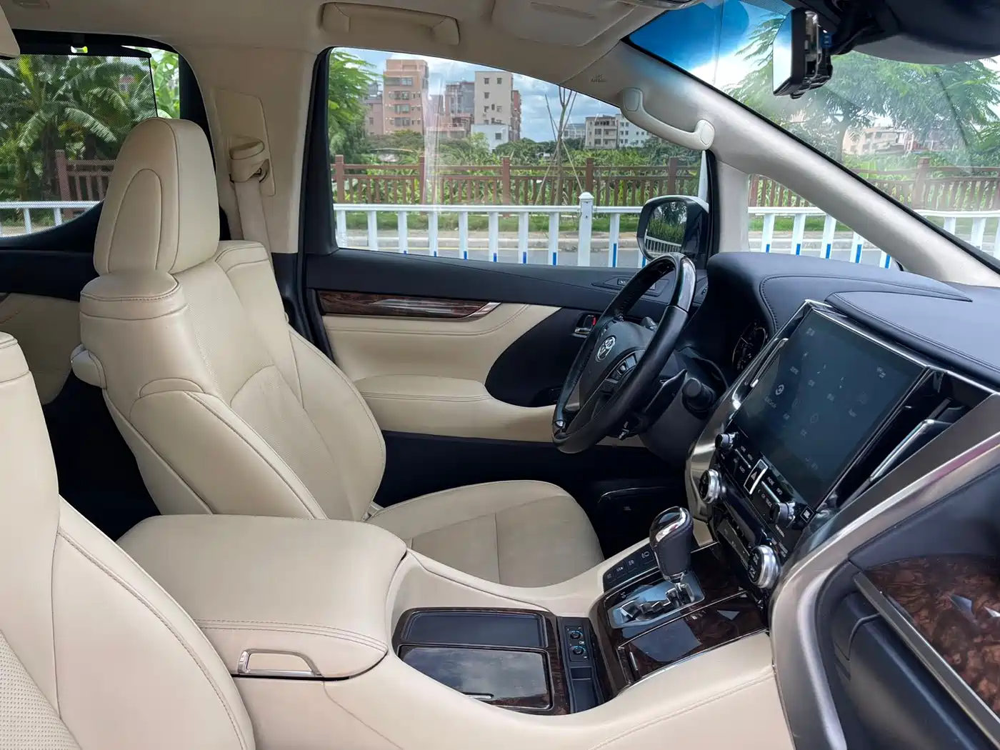 Toyota Alphard 2021 Hybrid 2.5L Luxury фото 8