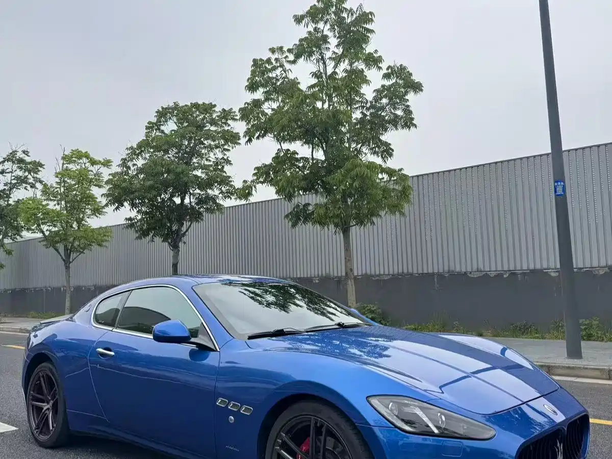 Maserati GranTurismo 2015 2007 4.2L Standard