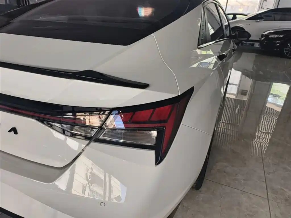 Hyundai Elantra 2022 1.5L CVT LUX Premium Edition фото 8