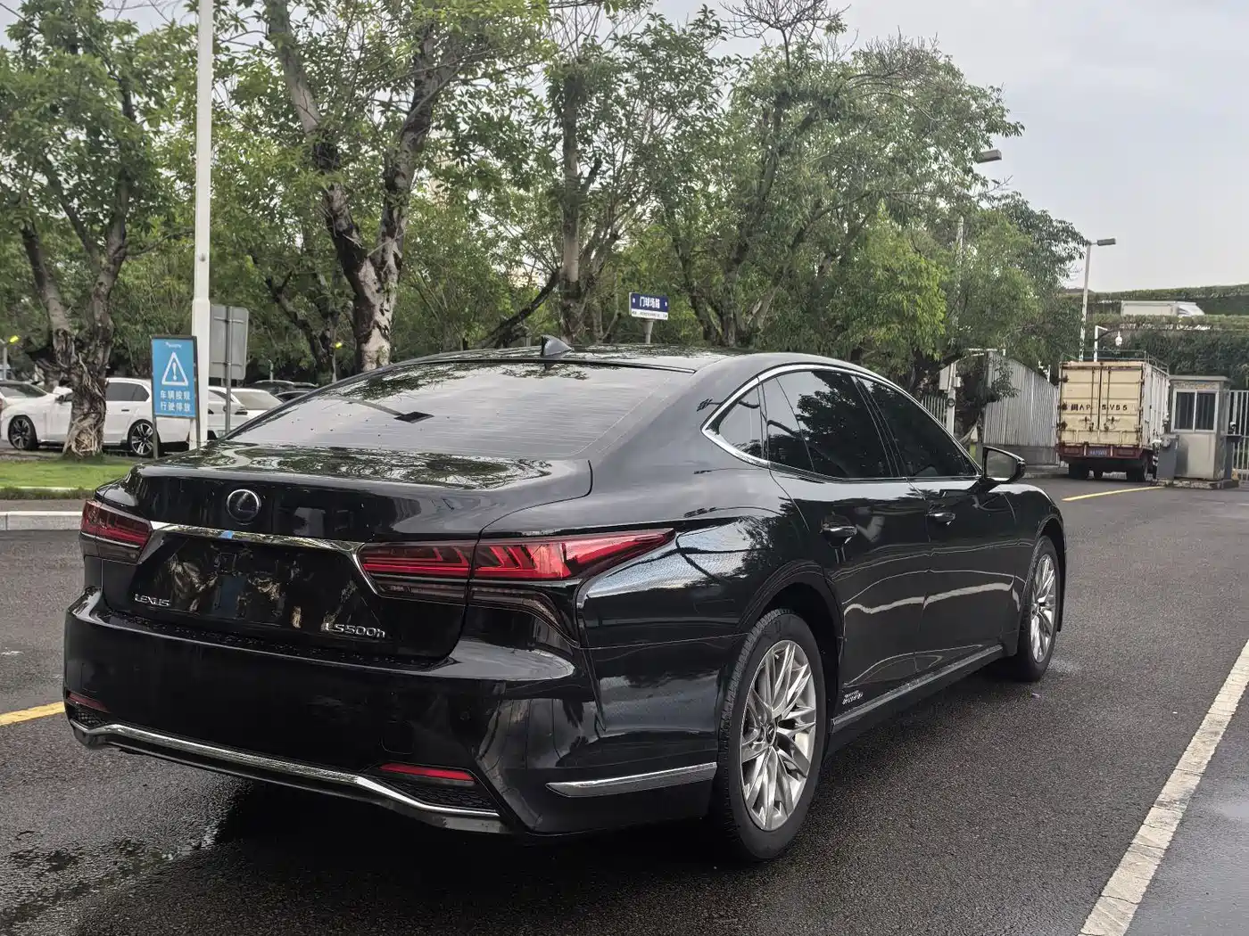 Lexus LS 2021 500h Luxury Edition фото 6