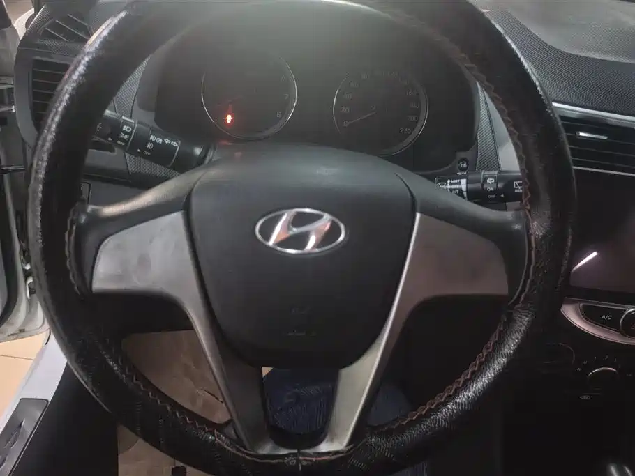Hyundai Reina 2014 Model 1.4L Automatic GLX фото 15