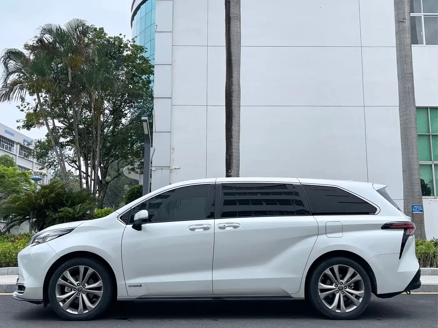 Toyota Sienna 2023 2.5L Hybrid Premium Edition фото 3