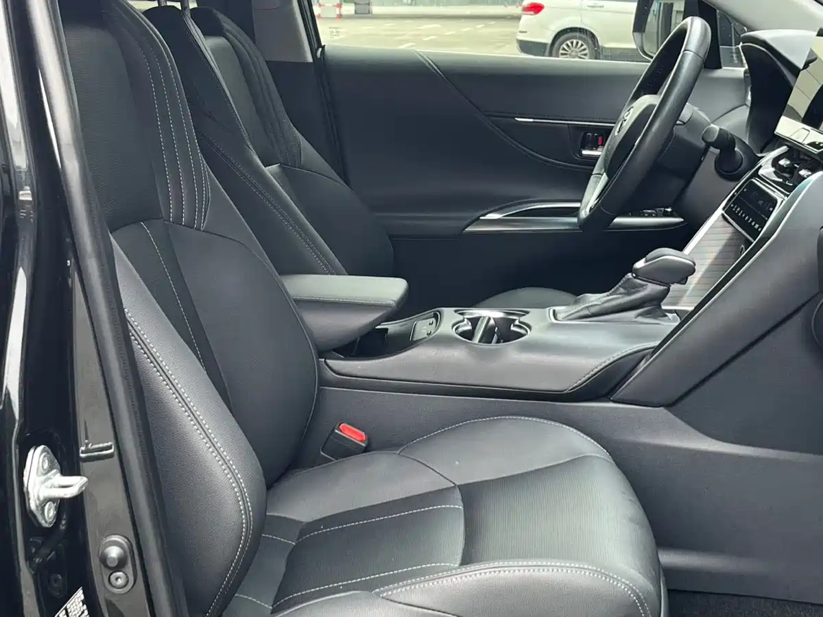 Toyota Lingfang HARRIER 2023 Hybrid 2.5L CVT 2WD Luxury Edition фото 11
