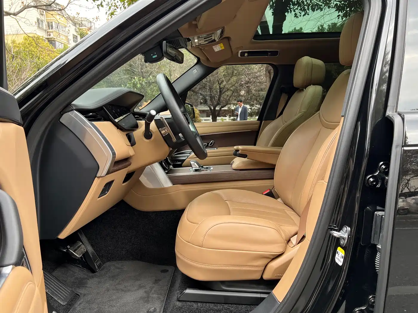 Land Rover Range Rover 2023 3.0 L6 360PS Golden Age Edition фото 10