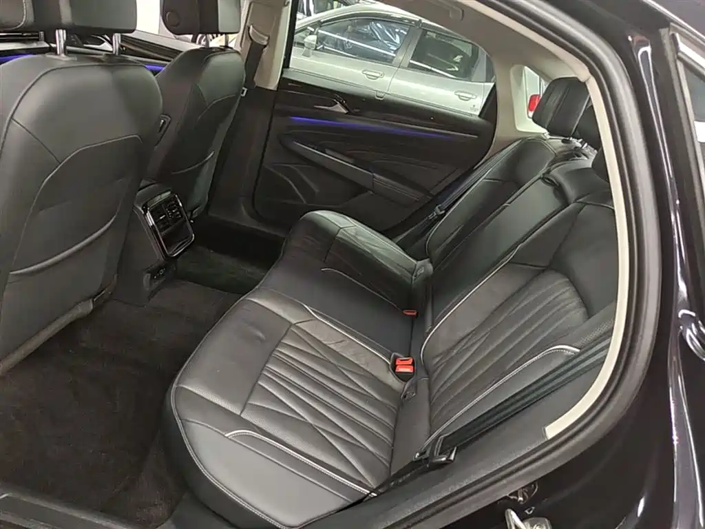 Volkswagen Passat 2022 330TSI Starlight Luxury Edition фото 17