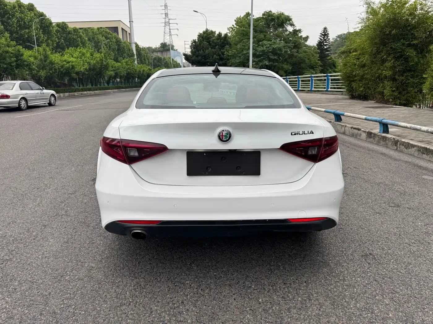 Alfa Romeo Giulia 2017 2.0T 200HP Luxury Edition фото 8
