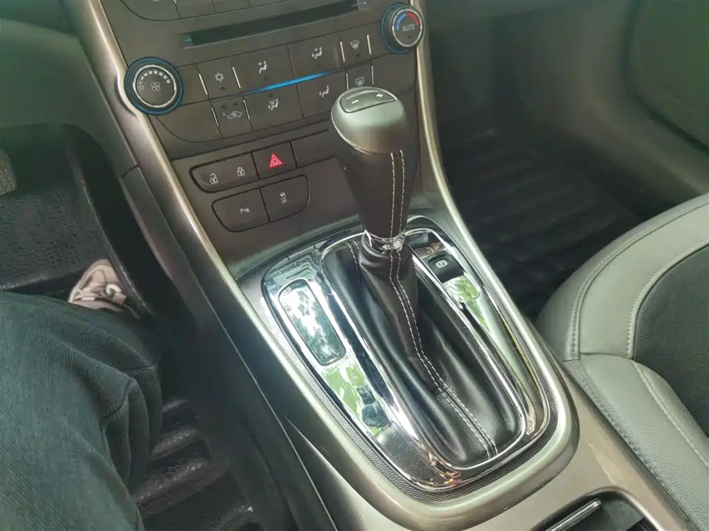 Chevrolet Malibu 2014 2.0L Automatic Luxury фото 7