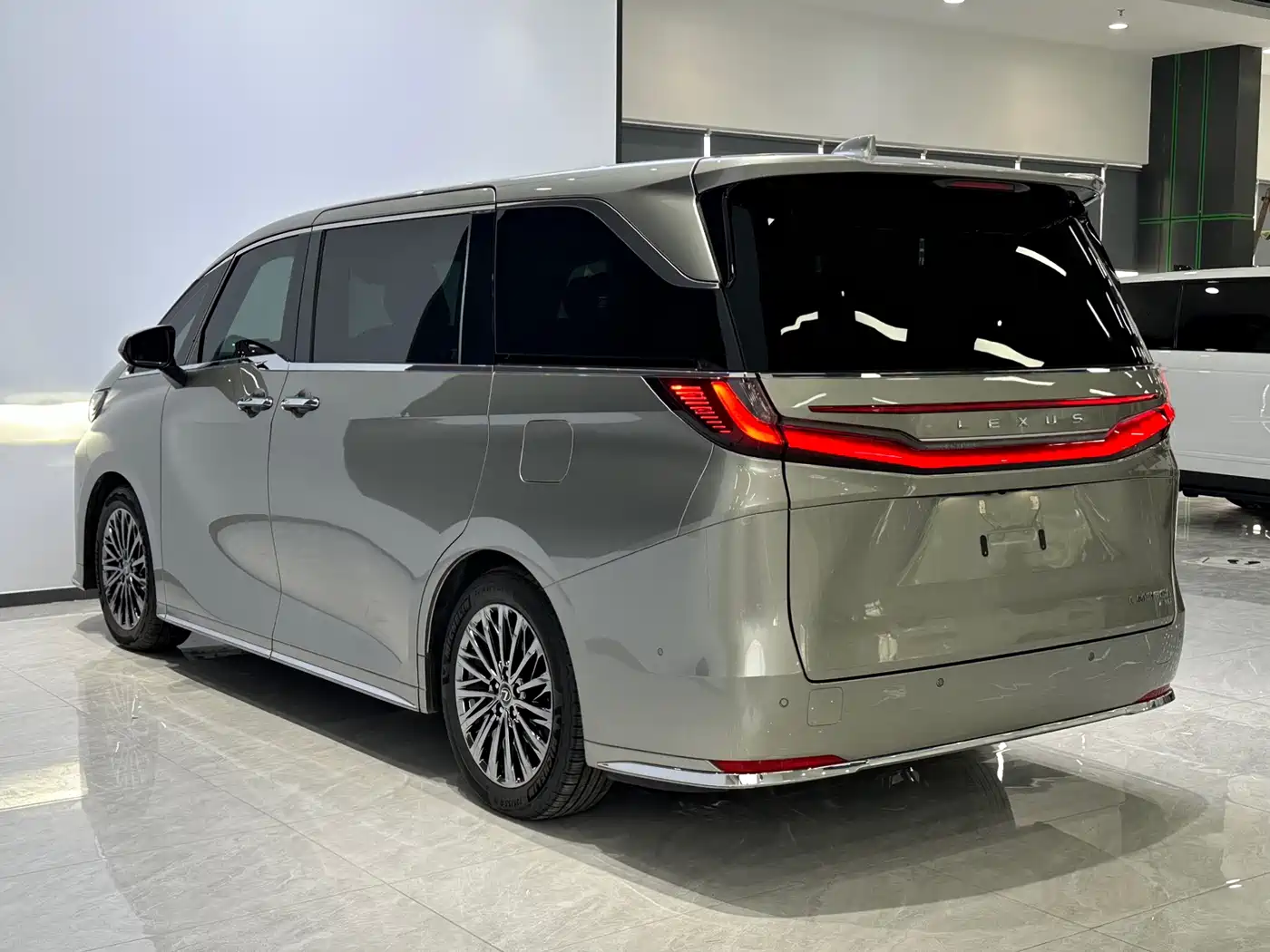 Lexus LM 2023 500h 6-Seater Prestige Edition фото 7