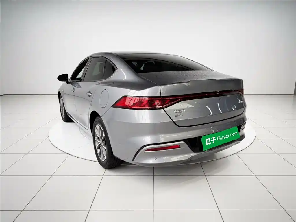 BYD Qin PLUS 2024 Glory Edition DM-i 55KM Leading фото 9