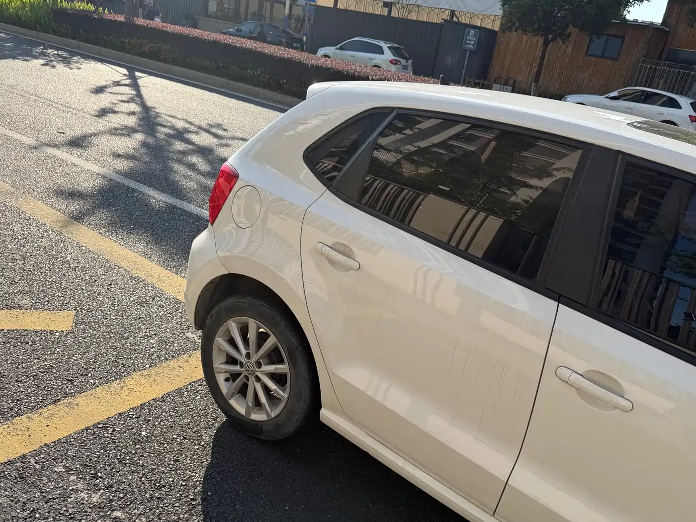 Volkswagen Polo 2014 1.6L Automatic Luxury Edition фото 12