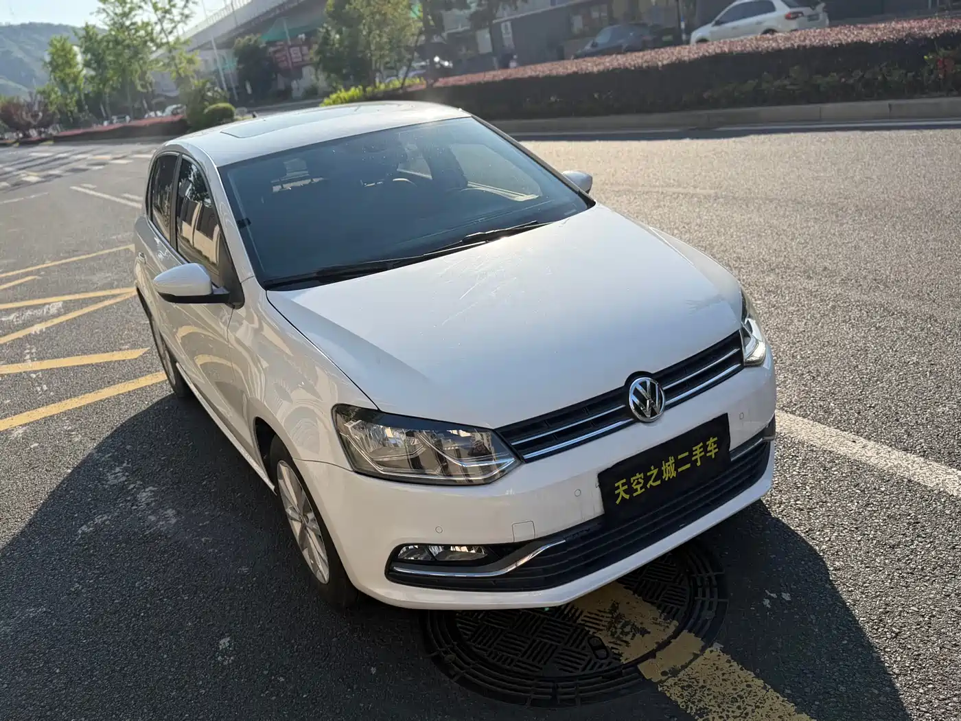 Volkswagen Polo 2014 1.6L Automatic Luxury Edition фото 9