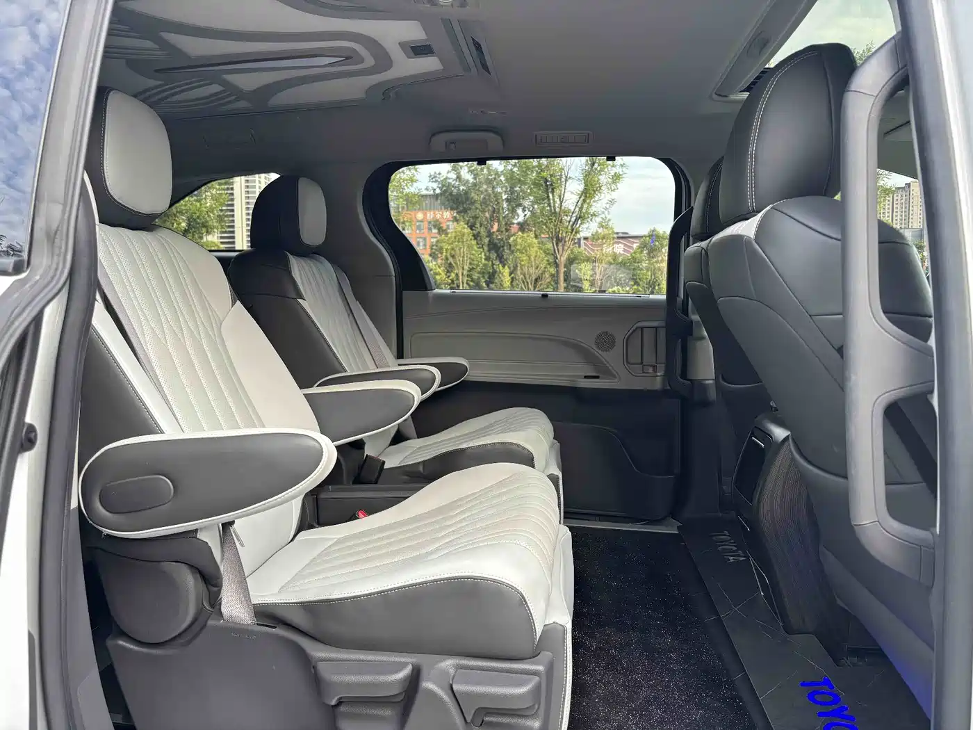 Toyota Sienna 2024 2.5L Hybrid Comfort Edition фото 8