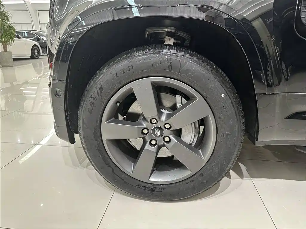 Land Rover Defender 2025 130 3.0T P400 7-Seater Luxury Edition фото 5